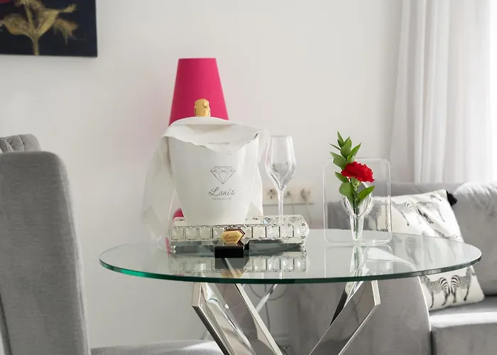 Lani's De Luxe - Adults Only