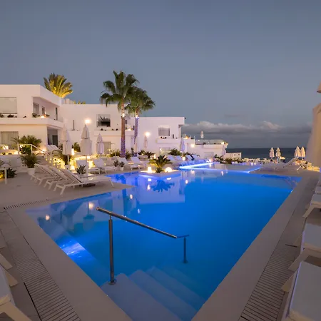 Lani's De Luxe - Adults Only فندق