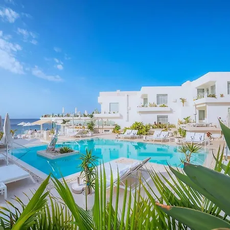 Lani's De Luxe - Adults Only