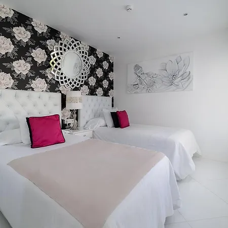 Lani's De Luxe - Adults Only Hotel