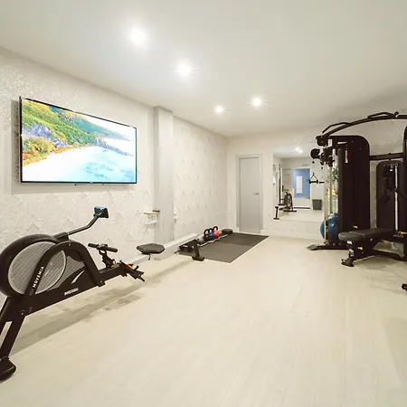 Lani's De Luxe - Adults Only فندق