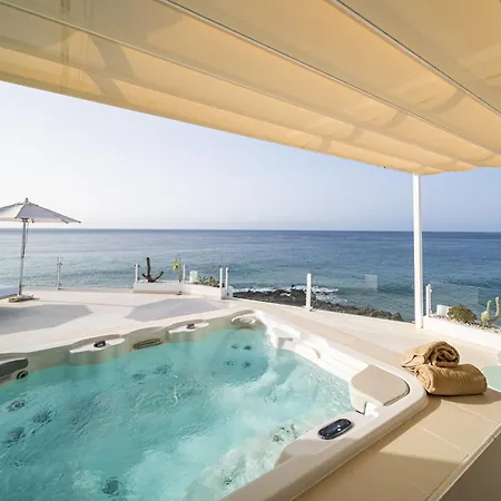 Lani's De Luxe - Adults Only