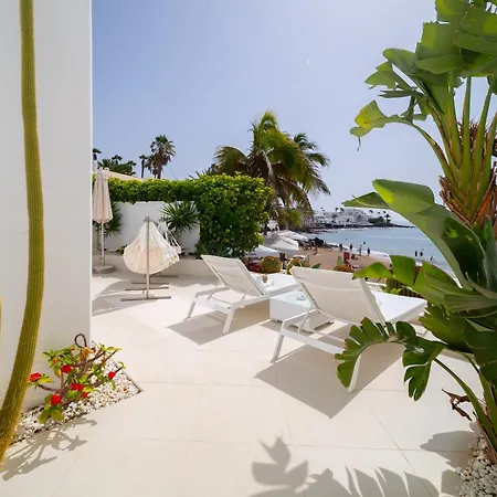 Lani's De Luxe - Adults Only
