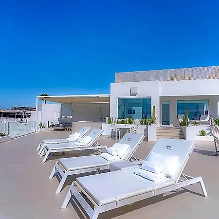 Lani's De Luxe - Adults Only Hotel