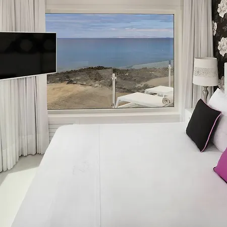 Lani's De Luxe - Adults Only