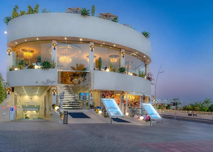 Lani's De Luxe - Adults Only