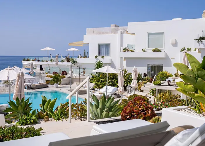 Lani's De Luxe - Adults Only