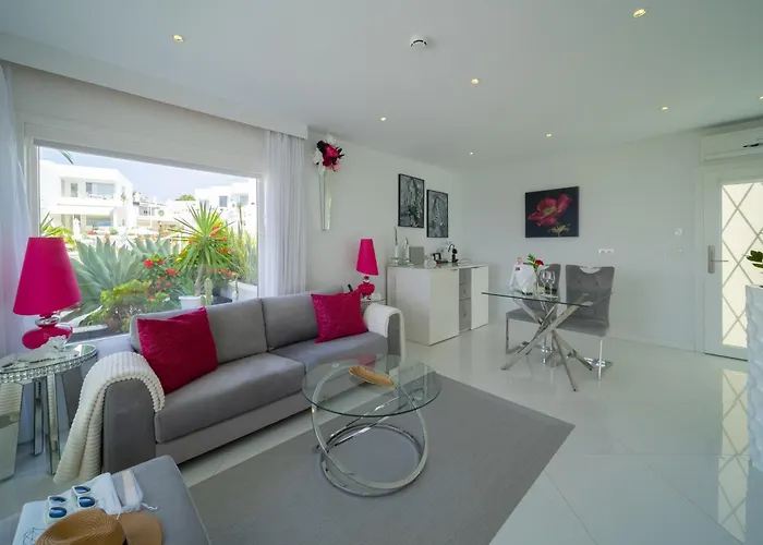 Lani's De Luxe - Adults Only 5*