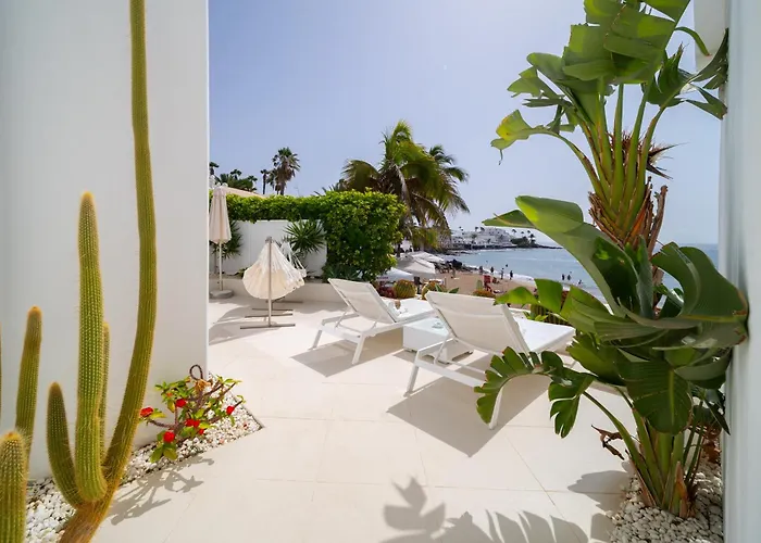 Lani's De Luxe - Adults Only