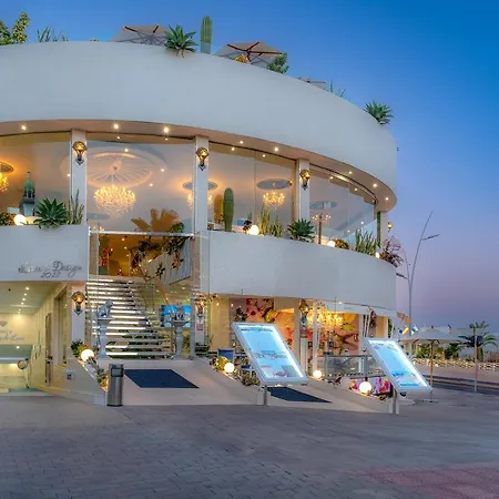 Lani's De Luxe - Adults Only