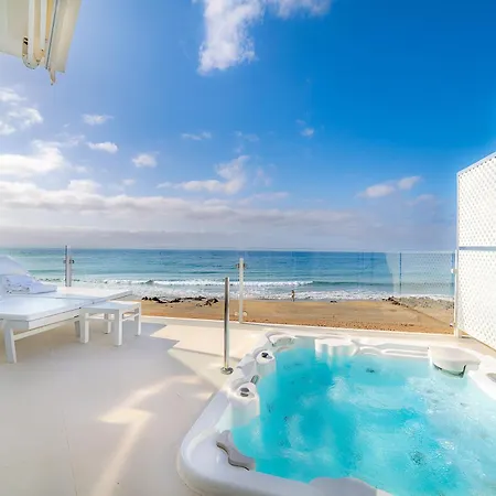 Lani's De Luxe - Adults Only