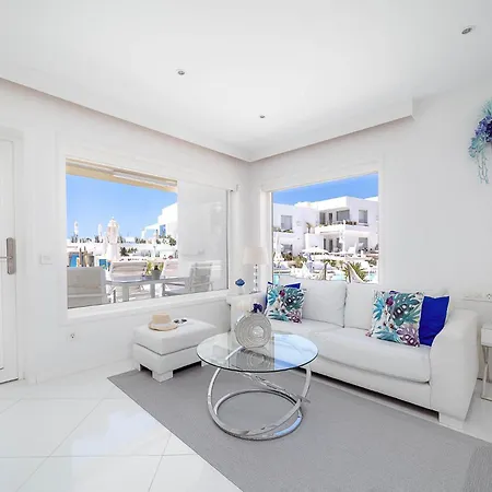 Lani's De Luxe - Adults Only