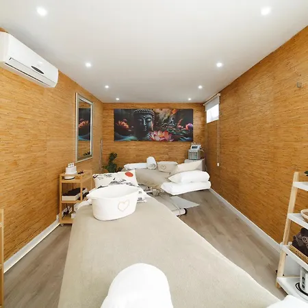 Lani's De Luxe - Adults Only